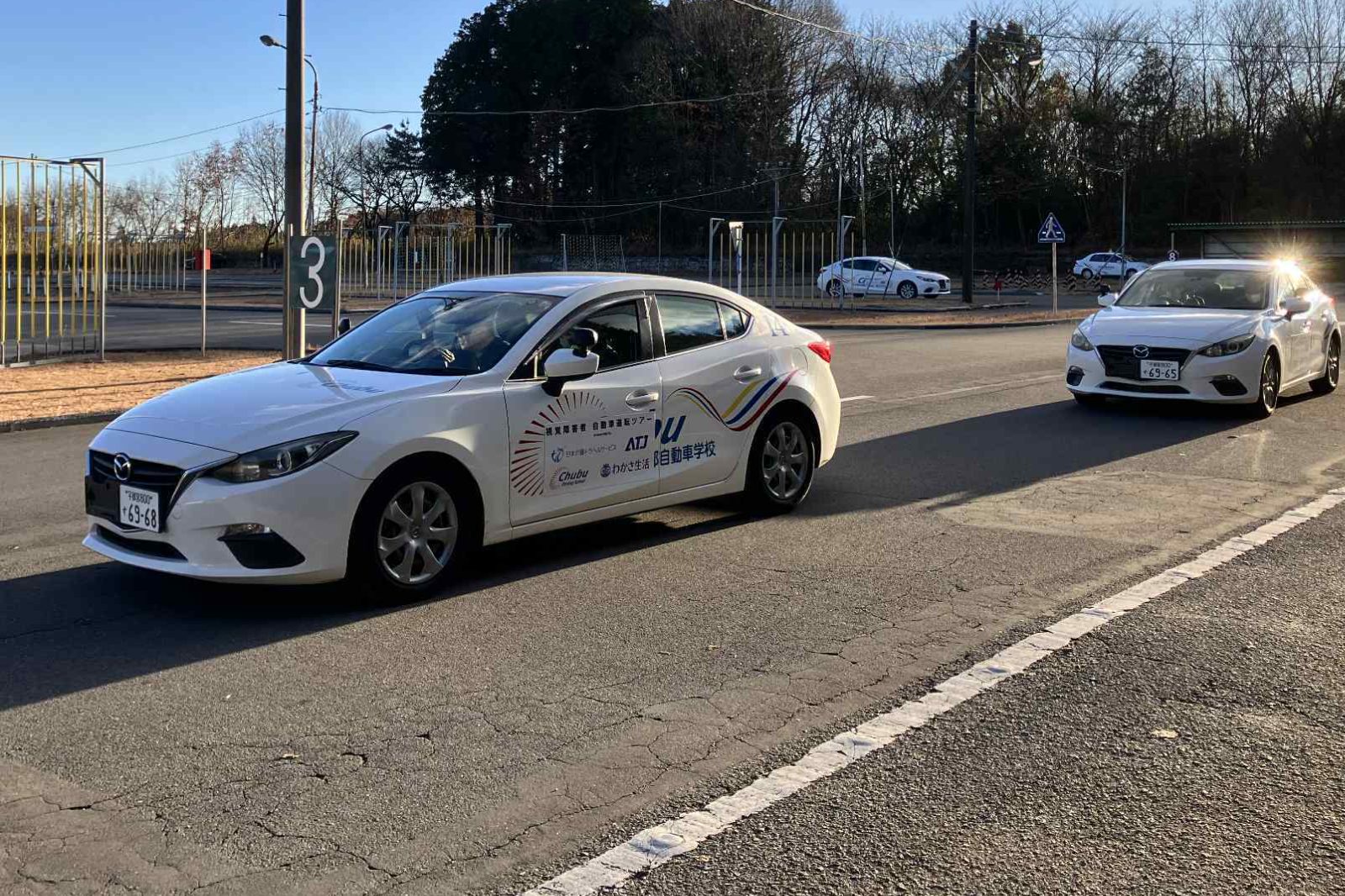 3枚目の写真は、2025年12月13日に開催された自動車運転体験ツァーでの運転体験の様子（栃木県中部自動車学校にて）