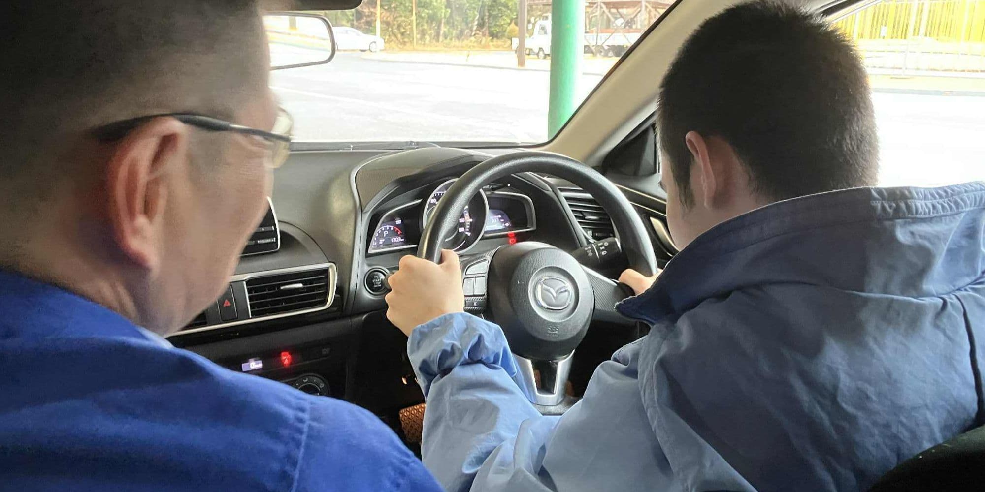 2枚目の写真は、2025年12月13日に開催された自動車運転体験ツァーでの運転体験の様子（栃木県中部自動車学校にて）