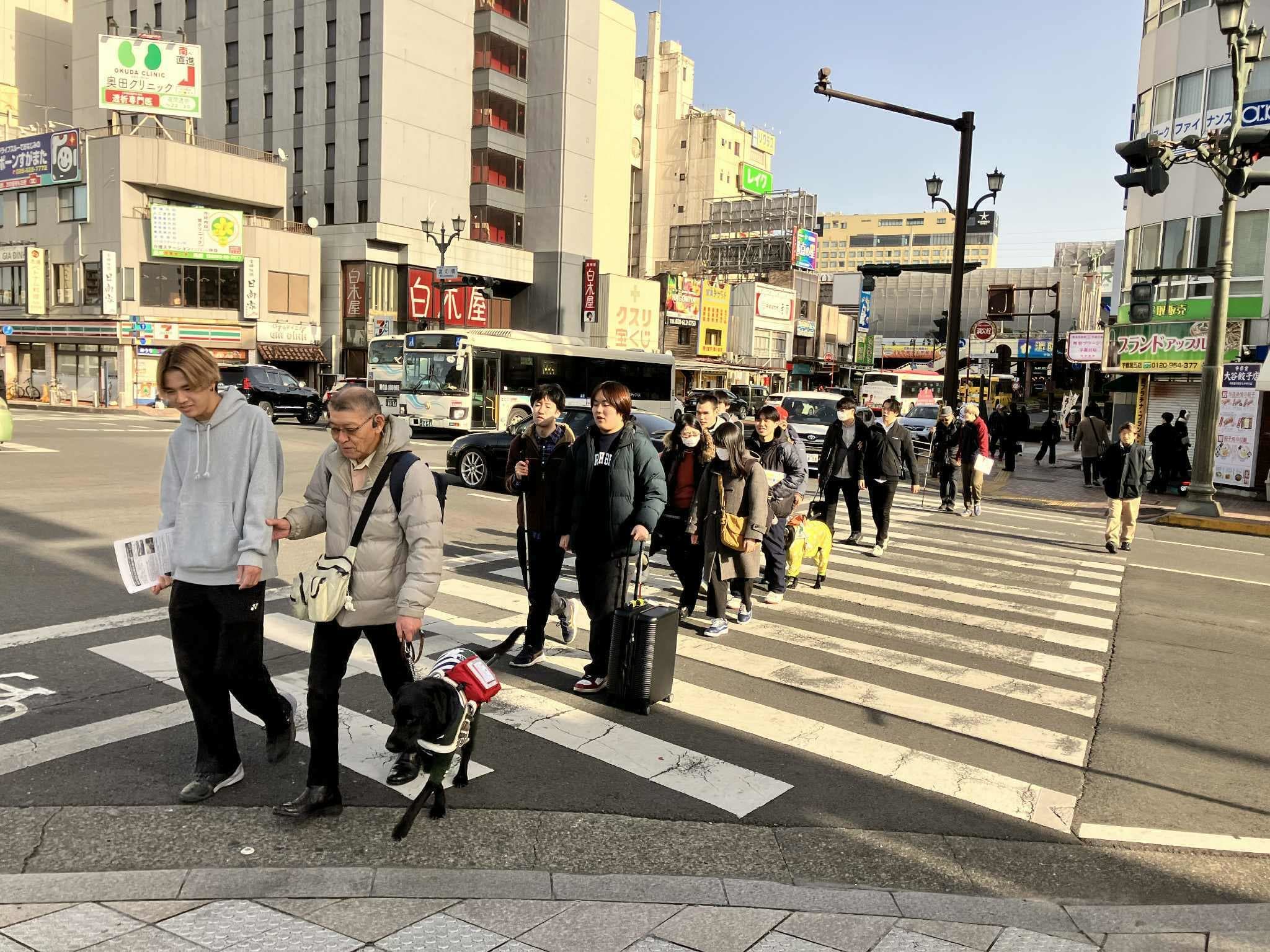 4枚目の写真は、2025年12月13日に開催された自動車運転体験ツァーでの運転体験の様子（栃木県中部自動車学校にて）