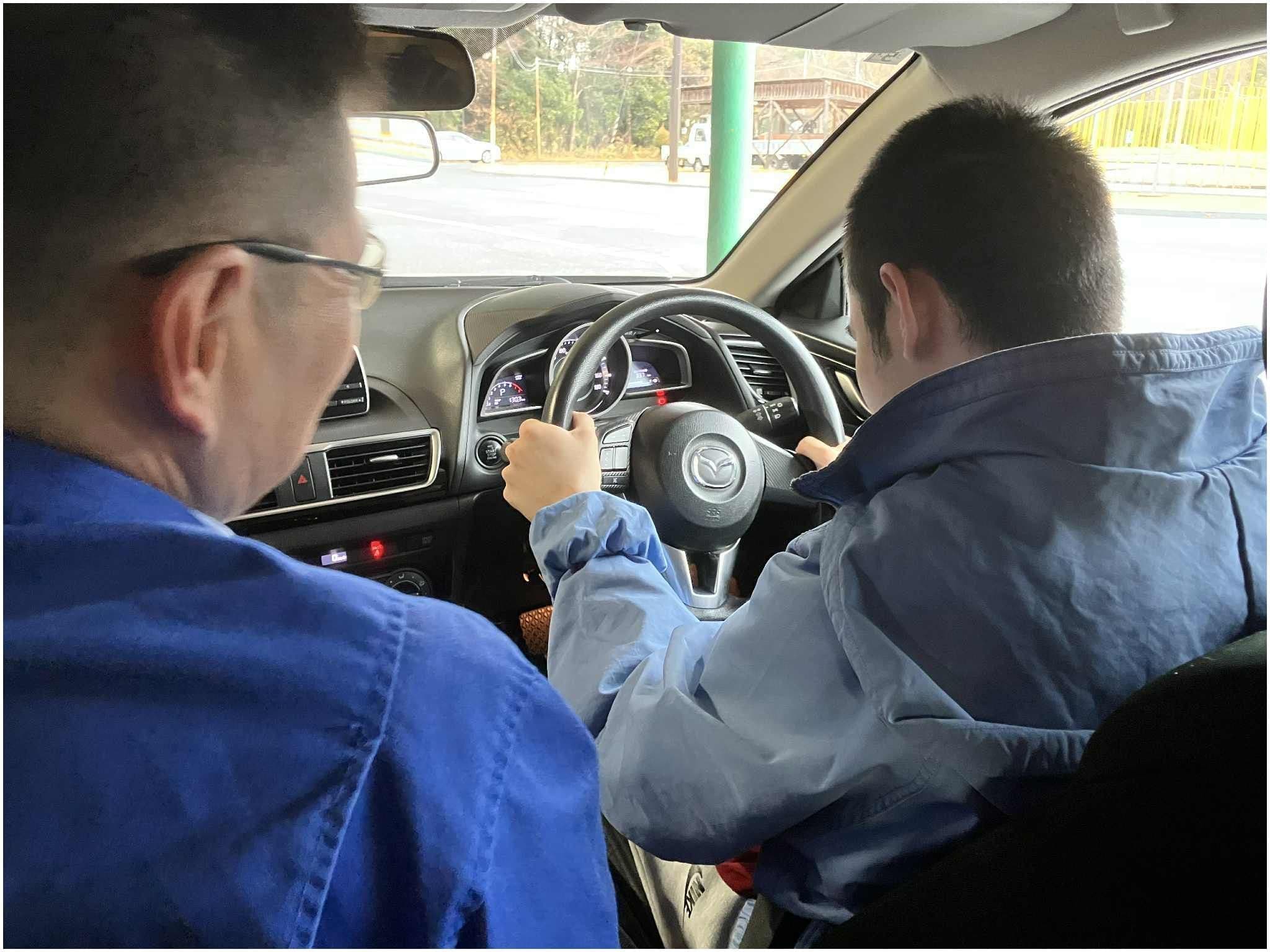 視覚障害者自動車運転ツアー運転席の様子